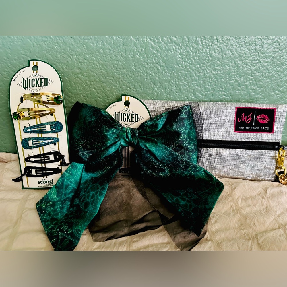 Scunci Wicked Black and Green Hair Clip